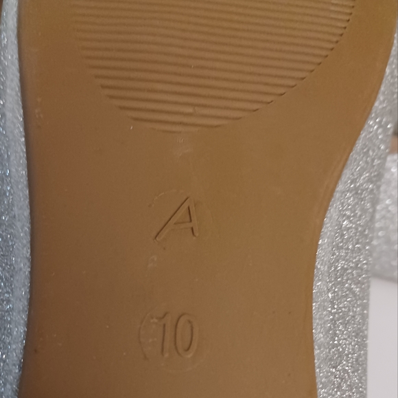 NWOT Sparkly Silver Flats - Size 10 - Picture 10 of 13